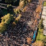 Zeci de mii de moldoveni protesteaza in Chisinau
